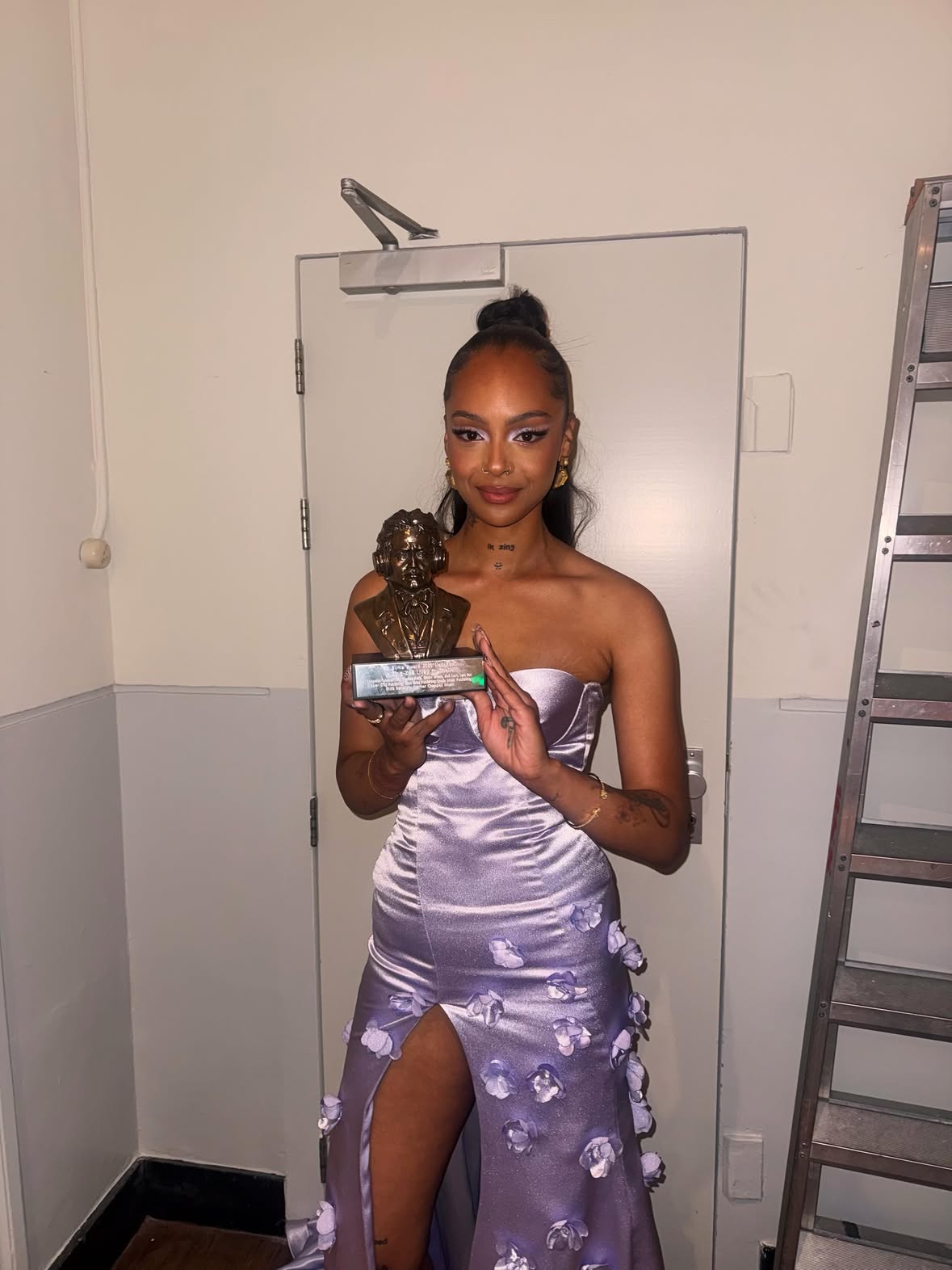 AAAAAAAHHHHHH!!!! 🤯🏆❤️ 

“Ik Zing” is een liedje ontstaan uit liefde voor muziek, helden, taal en het altijd blijven bij mijzelf. Dat juist dit liedje nu een Buma Award wint, maakt het extra bijzonder. ❤️ Om dit te winnen met de mensen die je zo waardeert is nog mooier! ZO DANKBAAR AAAHH💕