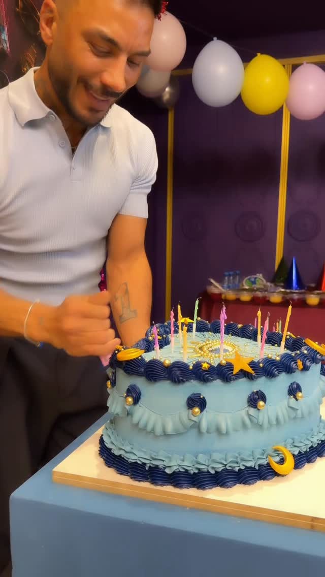 ⁨	هالمرّة عيد ميلاد عنجد😎✋🏻
كيك و تبولة و جيلي و كريم كراميل و زينة و ناس صادقين و محبّة خام بدون مصالح بدون تكلُّف …🧿🤍🥹عيد ميلاد بنكهة التسعينات الجميلة🥹✋🏻
الله لا يحرمني منكم حبايبي و عيلتي و أصحابي و عيلتي الكبيرة كتير غمرتوني و بتغمروني طول الوقت بالحُب و الدفا🤍
#itsmybirthday #gemeni #officially37⁩
