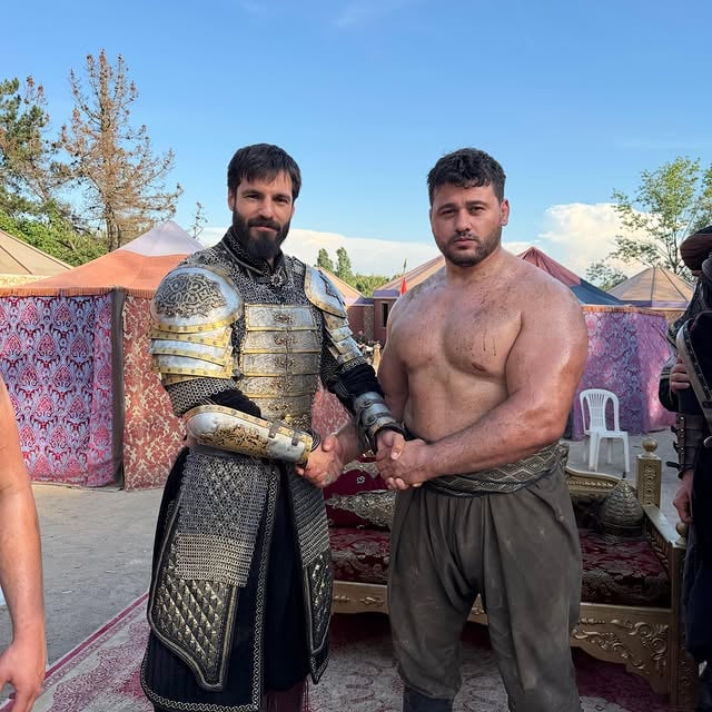 Çağ açıp çağ kapatan Fatih Sultan Mehmed’in hikâyesini anlatan bu değerli yapımda yer almak benim için büyük bir onur oldu. İlk oyunculuk deneyimimle bu akşam saat 20:00’de @trt1 ekranlarında karşınızdayım. Desteğinizi bekliyorum, iyi seyirler. @mehmedfetihlersultanitrt