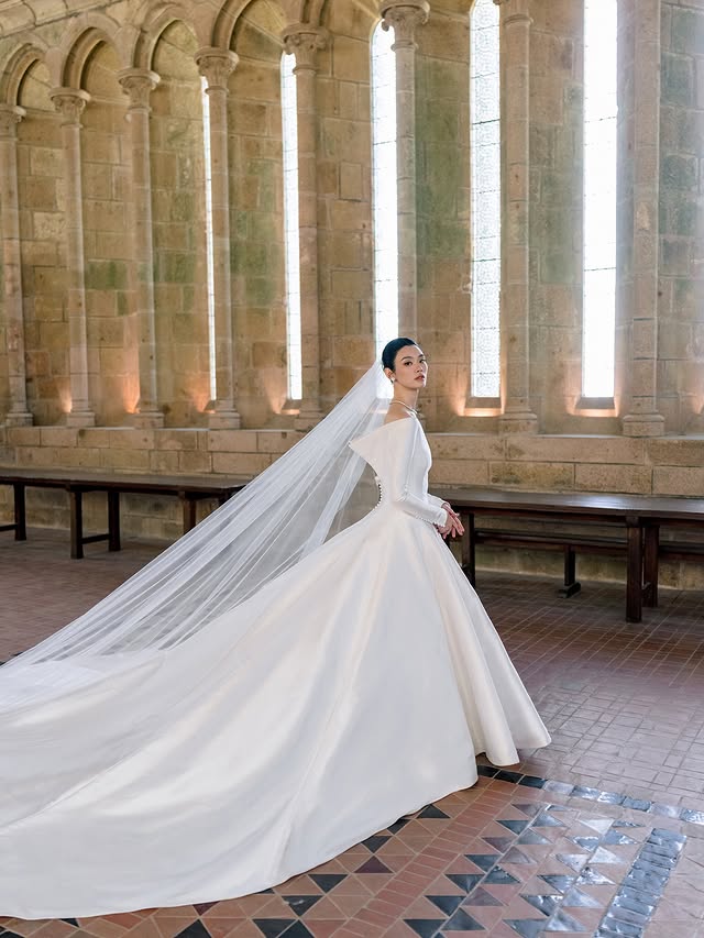 Making photographs in the Abbey, where no wedding had taken place in over a thousand years, felt surreal. But when I scouted the rest of the spaces, I knew we had to photograph @mingxi11 in the refectory.The light and architecture were unlike anything else in the Abbey, distinctive and grand, yet never over the top.Wedding Planning: @theweddingcohk Floral & Design: @tulipinadesign Video: @gione.silva Couture Gown: @dior #josevillapresets @josevillapresets #sonyartisanofimagery #imagenai #voguewedding by @josevilla