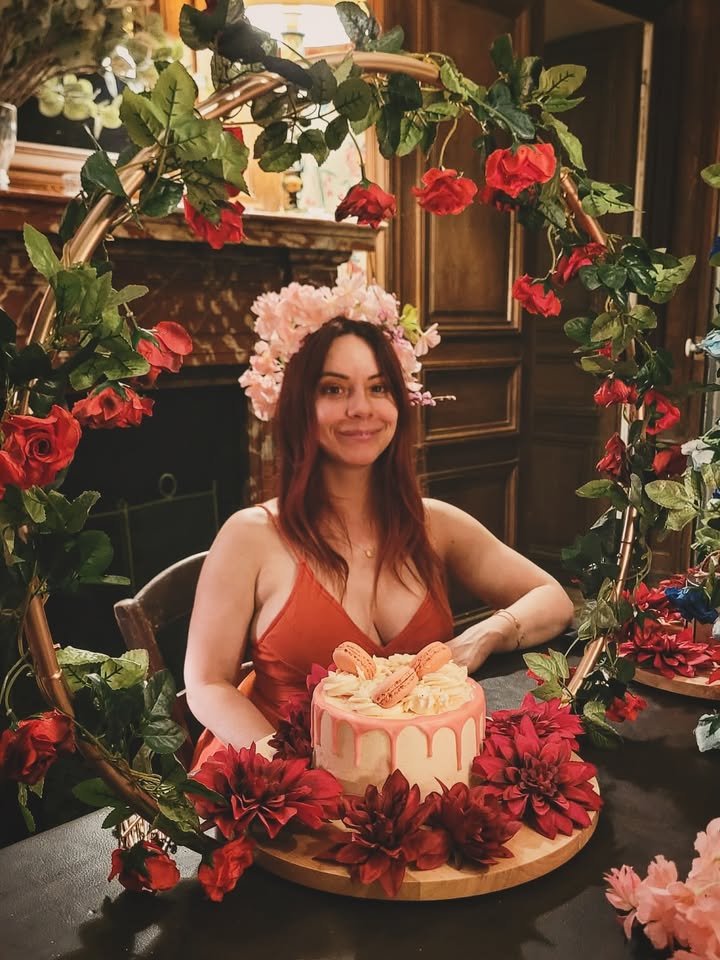 J’ai fêté mes 40 ans dignement ! 💐

Merci à mon mari pour ces merveilleux séjours et moments et merci à toutes les personnes qui ont partagé cela avec moi et m’ont souhaité un bel anniversaire ! 

J’aurais aimé faire encore + la fête avec encore + de monde mais ça y est j’ai plus l’âge en fait 😛

Mon plus beau cadeau c’est d’avoir vécu tout ça. 

Je vous aime ❤️