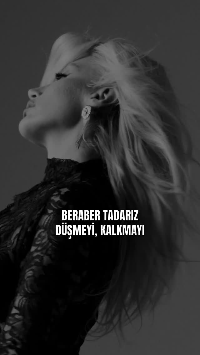 Yeni albümün @onurr.official mucizesi! “SONUM ÖYKÜNE” ❤️‍🩹 her albümümde istinasız Onurr şarkısı vardır, bilen bilir. O benim uğurum! 🧿 Yaz Gülü’nden beri doğru şarkıyı arıyorduk ve bu şarkının sözlerini duyar duymaz beynimden vurulmuşa döndüm! Onurr “Bu şarkıyı kesinlikle @bilgekaganetil yapmalı.” der demez benim başım döndü! BKE dışardan sinirli ve çalışması zor biri gibi geliyordu bana hep. Fakat şarkı ilerledikçe gerçekten bal küpü bi’ dahi olduğunu gördüm. Sadece aptallığa tahammülü yok, hiç hem de 🥂 İstanbul-Bursa-Amsterdam üçgeninde oluşan şarkımız sizlere emanet. Aman arabada dinlerken dikkat! 🧨 

Söz & Müzik: @onurr.official 
Düzenleme: @bilgekaganetil 
Mix & Mastering: @akinerdemkadiz 
Visualizer Video: @alperrdeniz 
Styling & Creative Director: @cerenalist 
Saç & Makyaj: @aylasahin 
Lyric Video Edit: @fatihkocatturk