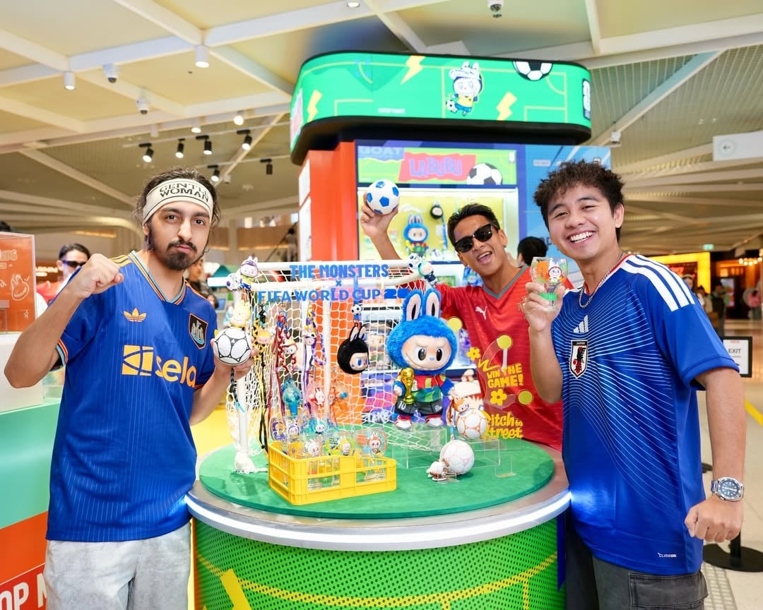 ⚽️🏆 ได้เวลารวมพลคอบอลก่อนแมตช์สำคัญจะเริ่มขึ้น!LABUBU และแก๊ง The Monsters ชวนแฟนฟุตบอลมาวอร์มอัปบรรยากาศ Match Day ที่ POP MART Concept Space ในธีม The Monsters x FIFA ✨ไม่ว่าจะเชียร์ทีมไหน ก็แวะมาถ่ายรูป เก็บโมเมนต์แห่งความสนุก และสัมผัสบรรยากาศของเหล่าแฟนบอลที่มารวมตัวกันเพื่อเตรียมพร้อมสู่เทศกาลฟุตบอลครั้งยิ่งใหญ่ไปด้วยกัน!📍 POP MART Concept Space ชั้น 1 โซน Beacon, CentralWorld (หน้าร้าน POP MART)📅 ตั้งแต่ 9 มิถุนายน 2569 เป็นต้นไปพร้อมช้อป The Monsters x FIFA Collection ได้ที่ POP MART ทุกสาขา#POPMARTTH #THEMONSTERSXFIFA #LABUBU #FIFA2026 #labubuworldcup by @popmartth
