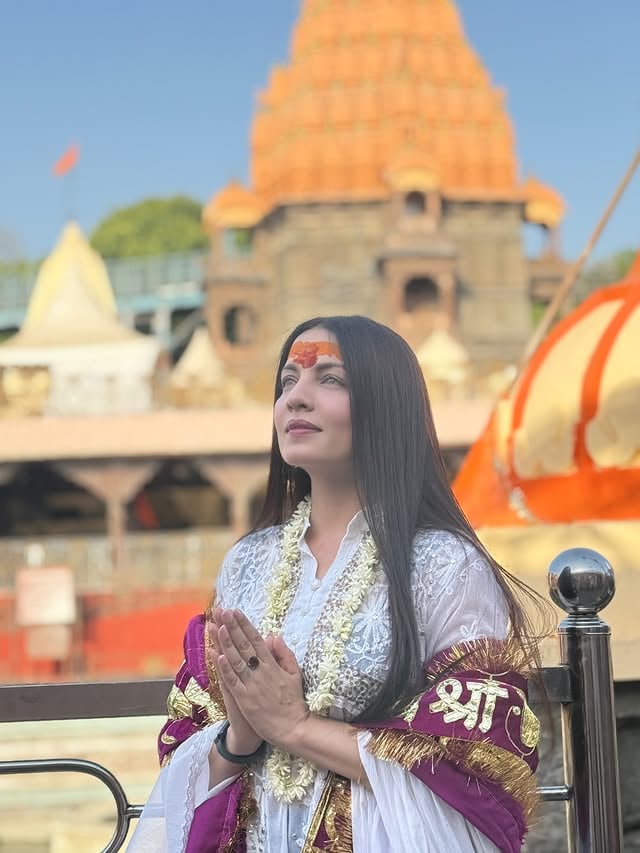 #ujjainmahakal There are places you visit, and then there are places that touch your soul forever.

Today, I had the divine blessing of offering my prayers at the sacred Mahakaleshwar Jyotirlinga in Ujjain, one of the twelve revered Jyotirlingas of Lord Shiva.

The energy of Mahakal is impossible to describe in words. Standing before the Lord of Time, one is reminded of how fleeting life is and how eternal the divine remains. In the midst of life’s challenges, the temple offers a profound sense of surrender, strength, and peace.

To all those planning a visit, I would encourage you to come not only as tourists but as seekers. Take a moment to absorb the ancient vibrations, witness the devotion of countless pilgrims, and allow yourself to experience the spiritual heart of Ujjain.

May Mahakal bless all with courage, wisdom, protection, and inner peace.

Har Har Mahadev! 🔱🙏
Thank you @arishajofficial @create_by_pankaj for the images 

#Mahakal #Mahakaleshwar #Ujjain #celinajaitly HarHarMahadev SpiritualJourney Blessed TempleDiaries