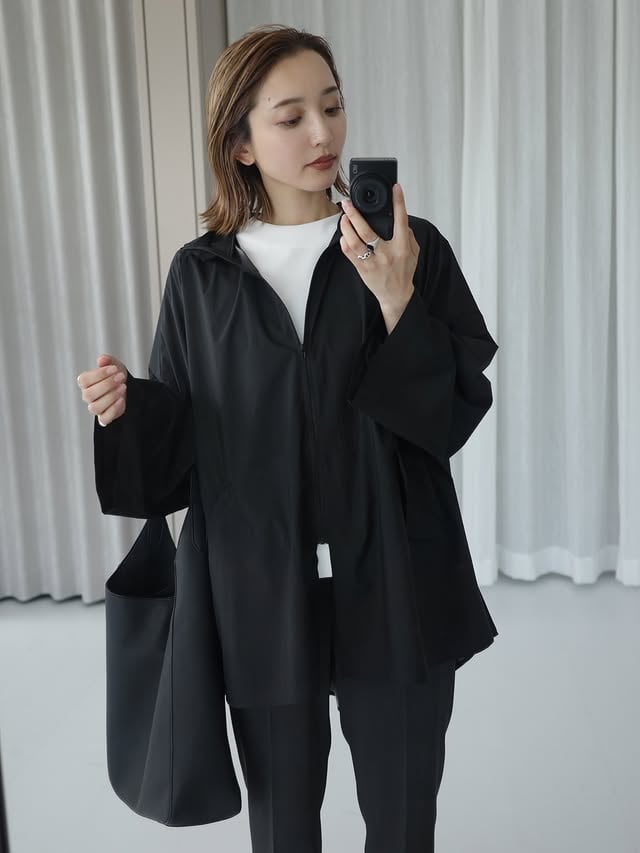 リアルバイしたポケッタブル✔️ @marw_unitedarrows_official コンパクトに持ち歩けるだけじゃなくて、撥水素材だしちょー軽量、かつテントラインがかわいいポンチョシルエットがお気に入り🫶#marwunitedarrows #梅雨コーデ #モノトーンファッション by @koike_weekend