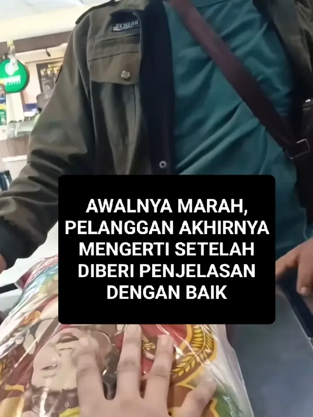 VIRAL Seorang pelanggan yang awalnya marah dan menyampaikan keluhan terkait pembelian barang akhirnya dapat memahami situasi setelah mendapat penjelasan yang baik dan jelas dari pegawai toko. Komunikasi yang dilakukan dengan tenang dan sopan membuat kesalahpahaman dapat diselesaikan, sehingga suasana kembali kondusif dan pelanggan pun mengerti penjelasan yang diberikan.Video Andi Aeif by @tkpmedan