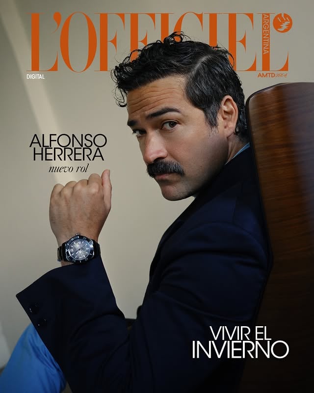 #LlegóLOfficiel cc @ponchohd.Hay historias que llegan en el momento justo y otras que, con los años, vuelven para cobrar un nuevo sentido. A Alfonso Herrera le ocurrió con La casa de los espíritus, la novela de Isabel Allende que leyó siendo estudiante y que hoy lo encuentra interpretando a uno de sus personajes más complejos, Esteban Trueba, en la serie de Prime Video.“Mi manera de trabajar es bastante constante. Tomo los guiones y los desgloso. Es como ir a una mina, como hacía Esteban, e ir sacando herramientas, información. Siempre digo que todo está en el guión, pero también depende de cada uno hacer ese trabajo. Vas encontrando pistas, pequeños detalles que a veces se convierten en respuestas enormes. Aquí también tenía la novela como apoyo. A veces hay huecos, lagunas, y volver al libro me ayudaba a construir esos puentes. De Esteban entendí que era alguien tremendamente visceral, que se dejaba guiar por las entrañas más que por la cabeza”, sostiene. En cuanto al vínculo de sus hijos con su trabajo, explica: “Les encanta, sobre todo cuando hago doblaje. Les emociona escuchar mi voz, hacer esa conexión. Para mí esos trabajos son como pequeñas cápsulas de tiempo. Y cuando ellos crezcan van a poder verlos, y de alguna manera también recordarme ahí”. Uno de sus proyectos más recientes es darle voz a El Gato en la nueva película animada El gato con sombrero, que llegará a los cines a finales de año. Entrevista: @polmedok. Fotografías: @fffffiona___. Estilismo: @sergio.valenzuelach. Maquillaje y peinado: @davosthebane. Asistente de maquillaje y peinado: @annamortera_makeup. Asistente de estilismo: @sam_terrones. L’Officiel Argentina presente en todas las plataformas. Tu revista favorita en una experiencia integral. Ya disponible en kioscos y en su versión digital a través de la plataforma Zinio. by @lofficielarg