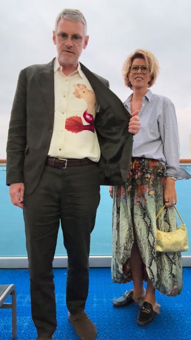 Heute tragen wir Mustermix!!Egberts Look:Hemd @yohjiyamamotoofficial Anzug @zara Schuhe @birkenstock Mein Look:Rock @boscana_official Bluse @commedesgarcons Schuhe @gucciTasche @prada #CruisingTourü50 #BestAgerCouple #CoupleStyleü50 #TravelCoupleLook #eggersandrea Werbung durch Markenkennzeichnung in Bild und Text by @eggersandrea