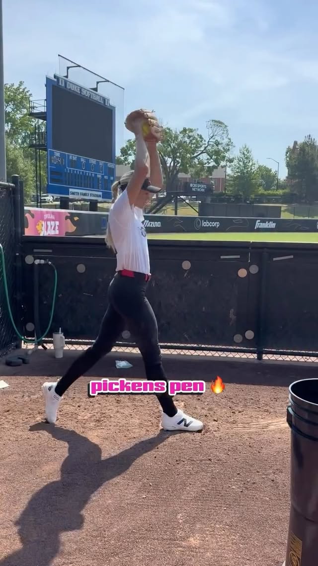 don’t blink, you might miss it 👀❤️‍🔥 by @vol_softball