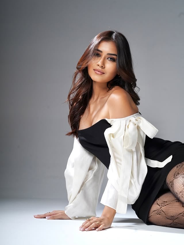 Devil in a dress?

Complete Look by @outline.collection 

Production: @voirframes
Creative Director: @actsofseeing
Brand Strategist and Digital Editor: @prachisinghal.k
Fashion Stylist: @sahaj.sindhwani
Assisted by: @harnaaz.21
Photographer: @pratikanandphotography
Cinematographer: @sarwajeet_cinematic
Art Direction: @premiumportraitt nishka_goel
Makeup & hair: @makeoverbydevika
BTS: @pawniiiguptaa
Studio: @thewideroom

.
.
.
.
.
#akankshachoudhary #mtvsplitsvilla #photoshoot #ᴇxᴘʟᴏʀᴇᴘᴀɢᴇ #modelshoot