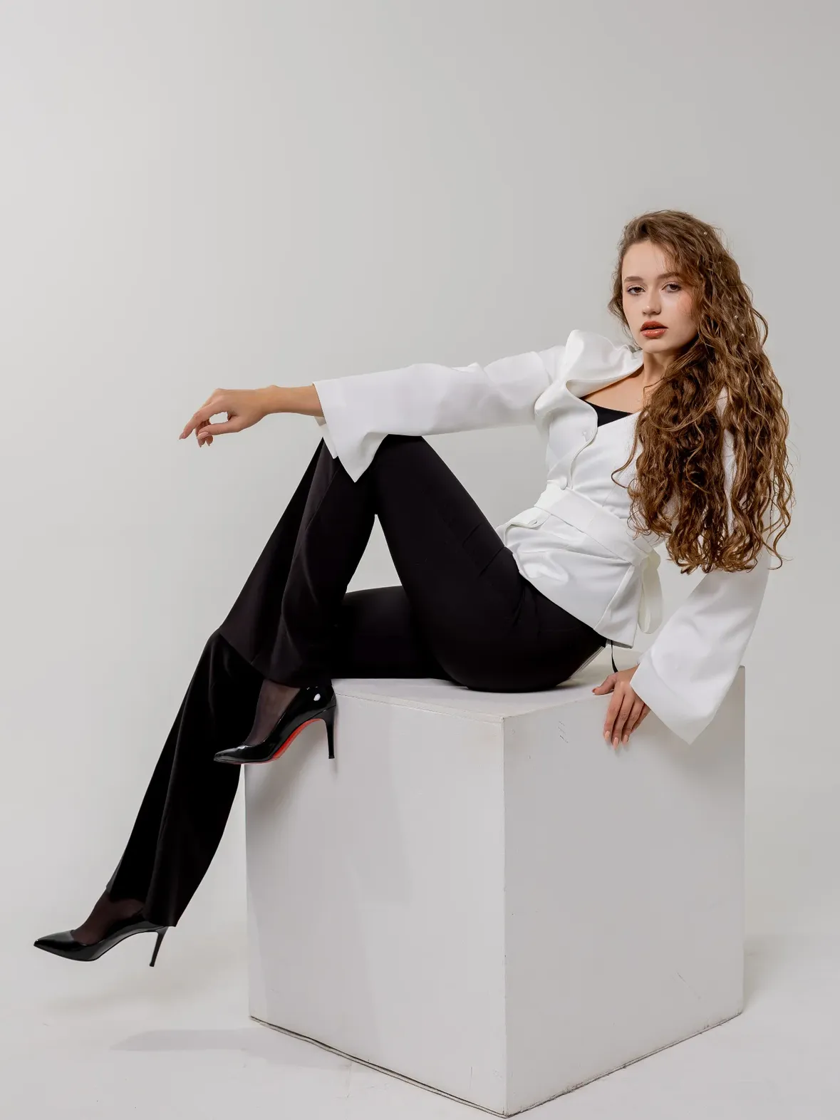 длинноногая модель
модельный стиль
fashion shoot
молодых моделей
стиль жизни
Тренды 2025
Модные образы
молодость и свобода
behind the scenes
фотосессия вне студии
high legs model
Модельные будни