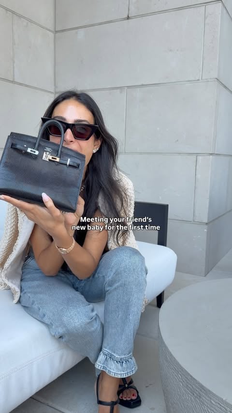 When your friend finally reveals what she bought in Paris. Birkin 25 vs. Birkin 20 , which is your favorite? @_miarowe_  #hermes #birkin20 #hermesexotic #birkin #uppereastside