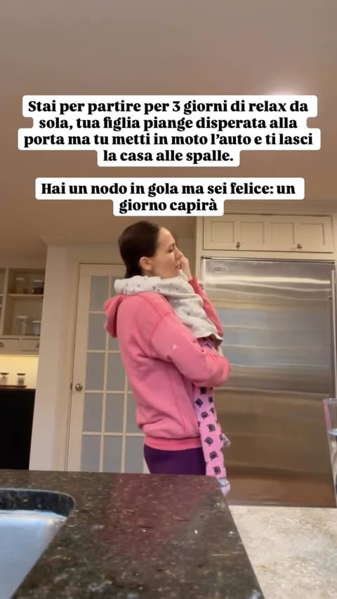 Avevo un nodo in gola mentre caricavo la macchina.

Sapevo che i bimbi sarebbero stati ok, con il papà in uno spazio protetto e sicuro ma non è stato facile comunque.

Però sono partita.

Non sono mai stata una che viaggiava da sola. 

Avevo tutte le paure del caso: di annoiarmi, di non sapere cosa farmene di tutto quel silenzio, di sentirmi in colpa per tutta la durata del viaggio ma soprattutto di sentirmi una madre inadeguata. 

Perchè quelle vecchie narrazioni che abbiamo eriditato mi avrebbero forse detto “che razza di madre lascia a casa i figli per andare a farsi un viaggio da sola?”

Ma c’era qualcosa di più forte, e lo riconoscevo: avevo il bisogno di “me”. 
Di essere solo io, per tre giorni, senza nessun ruolo da ricoprire.

Quello che ho capito mentre guidavo è che partire non era solo per me. Ho mostrato ai miei figli in quel momento una cosa che nessun discorso avrebbe potuto trasmettere loro: che sono altro oltre il ruolo di madre, che mi posso prendere spazio oltre alle responsabilità e che l’essere diventata mamma non ha cancellato le altre parti di me.

Questo è il messaggio più potente che posso mandarle per vederla crescere e insegnarle che potrà fare le sue scelte e mettere i confini quando sarà necessario. 

Perché è vero, sono madre sì, ma i miei figli - e probabilmente anche i tuoi - non hanno bisogno di una madre che si annulla per loro. 

Loro hanno bisogno di una madre che si prende cura di sé, che continua a costruire anche altro e che può fare quelle scelte senza sentirsi in colpa.

Hanno bisogno di una madre che gli mostri con l’esempio che ci si può prendere cura degli altri senza rinunciare a sé stessi.

Dopo quella vacanza sono tornata tre giorni, con un ritmo diverso dentro. 
Riposata, centrata e radicata, con una gratitudine che è difficile da spiegare, quella che arriva quando ti prendi qualcosa che avevi rimandato da troppo tempo.

Ti è mai capitato di sentirti in colpa per prenderti del tempo solo tuo? 
Raccontamelo nei commenti. 👇🏻
