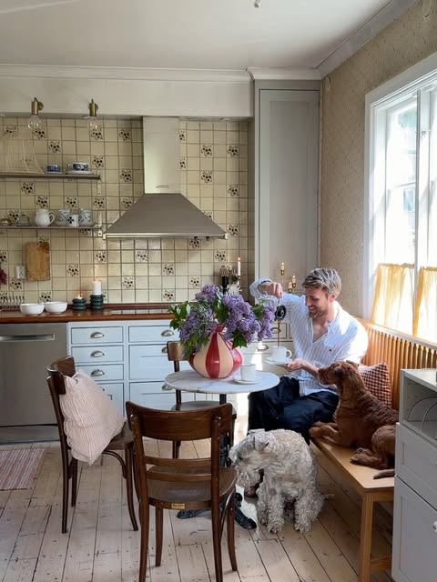 Från oss till dig, en önskan om en riktigt fin helg 💛 Bläddra till sista videon för att se den sötaste interaktionen häromdagen 🥰

#cozyhomedecor #hyggehome #inredningsdetaljer #cottagecoreaesthetic #homedecor gothenburg, cozy home, inredning, hygge home, scandinavian home, cottage style, kitchen, summer moments