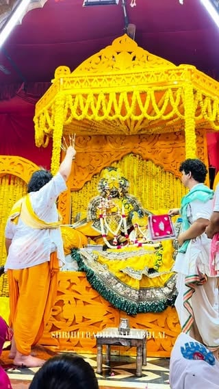 आजु तौ जुवति तेरौ, वदन आनन्द भर्यो🦚

 ठाo श्रीहित राधावल्लभ लाल जू मंदिर वृन्दावन ।
*श्री जी मंदिर से संबंधित जानकारी व सेवाओं को श्री जी के चरणों में निवेदन करने हेतु संपर्क करे* !!
संपर्क सूत्र - 8168100515
.
गोस्वामी श्री हित निमिष जी महाराज (जय जय)
श्री हित राधावल्लभ लाल मंदिर, वृंदावन 
.
श्री राधावल्लभ लाल  जी मंदिर से जुड़े !! 
@shrihitradhavallabhlal

Shri Radhavallabh Lal ji Vrindavan 

#vrindavan #shriharivansh #radheradhe #nimish_goswami  #shrihitradhaballabhlal
