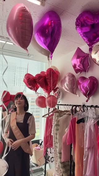 今朝、『ぽかぽか』の楽屋に着いたら、中がこんなにHappyな空間になってた🎈💕🥹
『ぽかぽか』にはいつも、私の方がご迷惑ばかりお掛けしていて、私の方がお世話になってばかりなのに、こんなにお祝いして下さるなんて🥹🎁
共倒れする覚悟で『ぽかぽか』を頑張りたいし、こんな素晴らしいチームワークで創られている『ぽかぽか』を、もっともっと一人でも多くの方に見て頂きたい‼️
心からそう思っています🩷
ありがとうございます、『ぽかぽか』に関わっている全てのスタッフの皆さん🗽
ありがとうございます、『ぽかぽか』を見て下さっている全ての皆さん🗽
ピンク色のバラの花束も、夏用の素敵なバッグも、本当に本当にありがとうございました🎁

#NYC
#Barbie
#ぽかぽか
#お誕生日の楽屋
#神田愛花