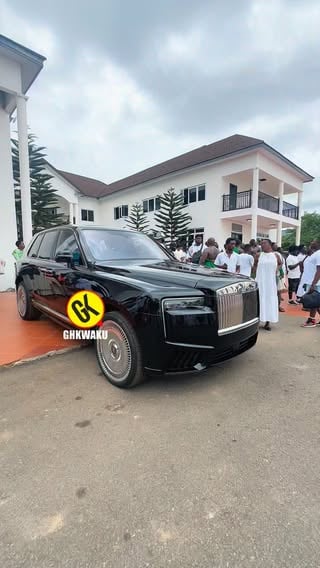 Money No be problem 🔥🔥 💵 💵 

CEO Jegri of Bekala Mining Company, Director Price just gifted Dormaahene, His Majesty Osagyefo Oseadeeyo Dr. Agyemang Badu II, a brand new Rolls‑Royce Cullinan as part of the grand celebration marking his 60th birthday.

#OsagyefoAt60