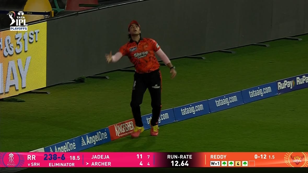 Fielding brilliance on point 👌

@sunrisershyd clawing their way back 🙌

#TATAIPL | #Eliminator | #TheFinalLeap | #SRHvRR