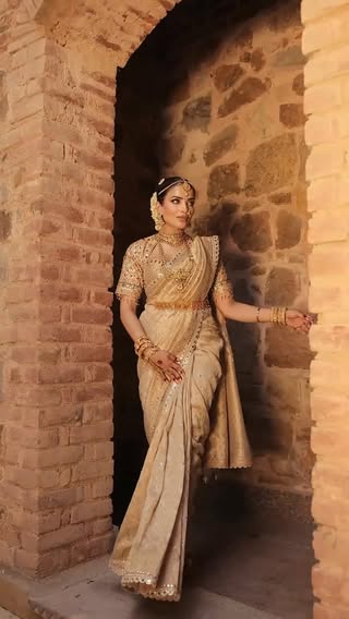 Presenting my first ever South Indian look ✨🤍
Tried something so different and honestly loved every bit of it!
Do let me know in the comment section if you’re loving this look as much as I am 🌸 👇🏻👇🏻👇🏻👇🏻
Details👇🏻
Saree: @panna.in 
Jewellery: @bombay.creations 
Pr: @antisanskari