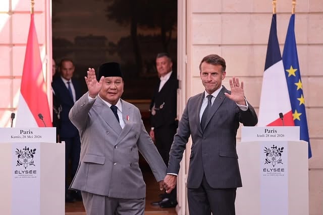 Dalam rangka kunjungan kenegaraan ke Prancis, Presiden disambut hangat oleh Yang Mulia Presiden Emmanuel Macron dan melakukan pertemuan bilateral guna membahas penguatan kemitraan strategis kedua negara ke depan.

Dalam keterangan pers bersama, kedua kepala negara menyampaikan sejumlah kesepakatan kerja sama di berbagai bidang prioritas, antara lain pertahanan, energi bersih, pendidikan, riset, hingga percepatan penyelesaian perjanjian Indonesia–European Union Comprehensive Economic Partnership Agreement (IEU-CEPA). Kedua negara juga menegaskan komitmen bersama untuk terus mendorong penyelesaian berbagai konflik di tengah dinamika geopolitik global yang terus berkembang, sebagai wujud dukungan terhadap perdamaian dunia.

Istana Élysée, Paris, 
Republik Prancis, 28 Mei 2026.

Foto: Tim Media Presiden