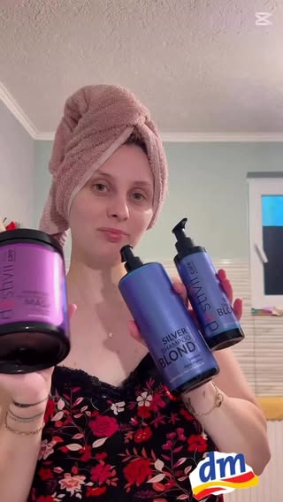 Blondul rece are nevoie de îngrijirea potrivită 💜✨
Șamponul nuanțator Silver Blond neutralizează tonurile galbene și oferă un aspect fresh și luminos, iar masca revitalizantă lasă părul super fin, hidratat și strălucitor după fiecare folosire 🤍

Le folosesc constant pentru a-mi menține blondul exact așa cum îmi place ✨
Și partea cea mai bună? Le găsiți în magazinele DM 💜 @dm_romania @destivii_romania 

#silverblond #destivii #dmromania #blondhair #haircare