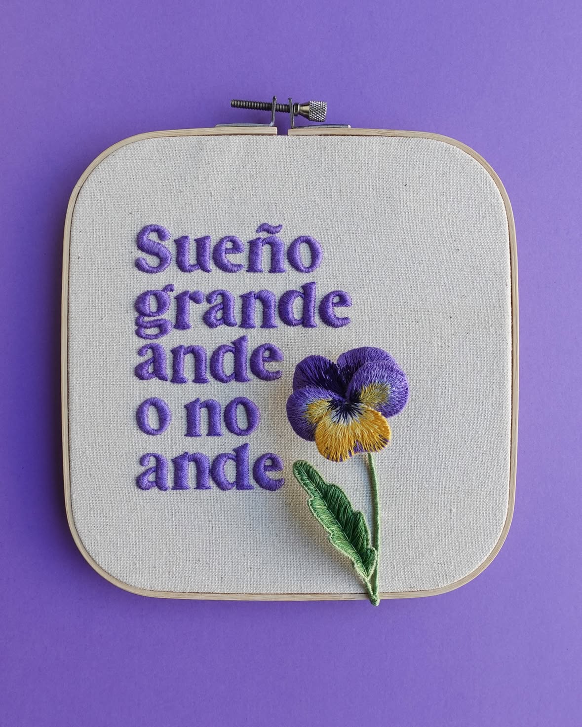 El paso más importante ✨

Mi trabajo, supongo que como todos, tiene muchas fases. Componer en el ordenador e imprimir, seleccionar la tela y calcar el diseño, elegir los hilos y buscar las agujas adecuadas, ajustar el bastidor y bordar, planchar y enmarcar, fotografiar y publicar…

¡Pero me he dejado la parte más importante!

El primer paso: todos mis bordados nacen de un pensamiento. Un concepto. Una idea. Antes del ordenador, antes del dibujo, antes de los hilos, antes de escribir un texto, antes de todo… Todos mis bordados empiezan con un pensamiento, y si es grande mucho mejor.

Estas ideas no son porque sí. Vienen de un deseo, de un sueño digamos.

Os pongo un ejemplo: “Querría que me encargaran la portada de una revista” 👉🏻 Bordo la portada de una revista ficticia 👉🏻 algún editor de revista ve mi bordado 👉🏻 me encargan la portada de una revista. Otro ejemplo: “Me encantaría trabajar con una marca de gastronomía” 👉🏻 bordo comida 👉🏻 alguien de un departamento de marketing lo ve 👉🏻 me encargan una campaña 👉🏻 sueño cumplido.

Y así todo el rato, todos los proyectos. Siempre ando soñando despierta imaginando cuál me gustaría que fuera el siguiente paso, o mejor dicho, el siguiente sueño cumplido 💪🏻

Soñar grande amigas, porque quién sabe… a lo mejor esos sueños se cumplen algún día ✨

#Stumpwork #SoñandoDespierta #HandEmbroidery #bordado #EsteAñoLoBordoTambién