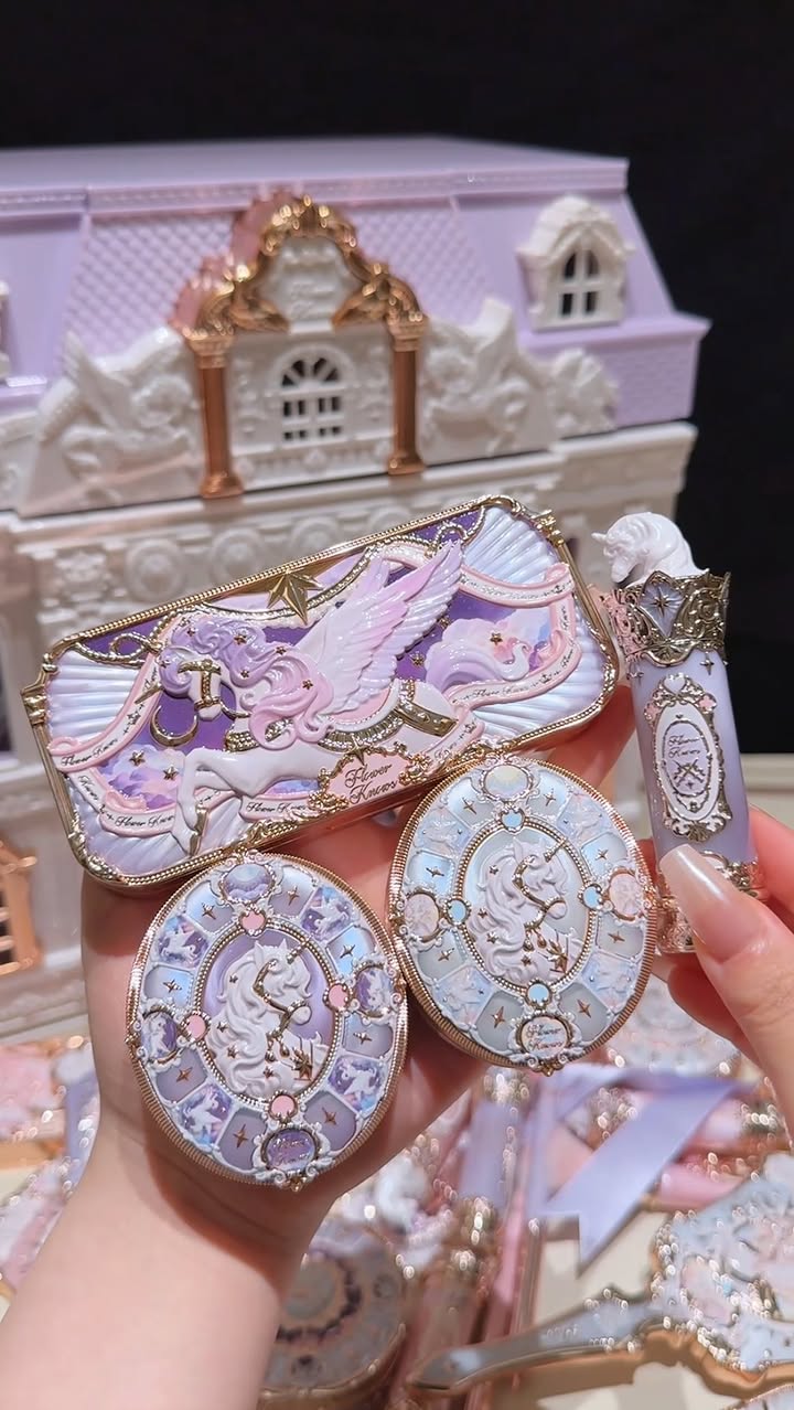 The most gorgeous surprise has arrived! 🦄💌
Every intricate engraving and dreamy hue in the Knight Unicorn collection catches the light like pure magic. Absolute perfection — designed to bring a touch of romance and fantasy to your vanity. Ready to fall in love? 🥰
-
Dropping on May 31st at 8 PM PDT at flowerknows.co. 💜

#flowerknows #KnightUnicorn #newlaunch #unboxing #asmr