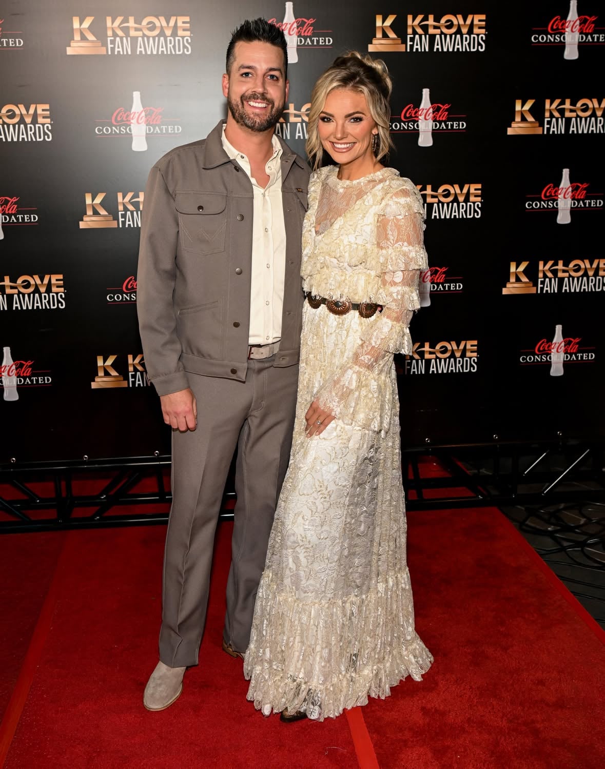 Had a TIME at the @klovefanawards congratulations to all the winners, honored to be invited 

Suit: @wrangler 
Shirt: @monfrere 
Shoes: @johnvarvatos 
@lyfeoflyd: her parents