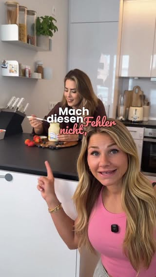 Anzeige | Mach diesen Fehler nicht, wenn du abnehmen willst! 🚨 

Der Schein trügt da gewaltig - denn Fruchtjoghurts aus dem Supermarkt sind echte Zuckerbomben. Mit bis zu 65g Zucker und 500 Kalorien pro Becher schlagen sie extrem auf die Kalorien und Heißhunger ist vorprogrammiert. 🤯

Wenn du effektiv abnehmen und trotzdem nicht auf süßen Geschmack verzichten willst, gibt es einen einfachen Trick:
Ersetze den fertigen Fruchtjoghurt durch proteinreichen Skyr und süße ihn mit Chunky Flavour! 💡 

Damit sparst du jede Menge unnötigen Zucker, bleibst durch das Protein länger satt und hast trotzdem den süßen Geschmack ohne Verzicht. 🥳

Und jetzt schick das an alle weiter, die abnehmen wollen! ❤️