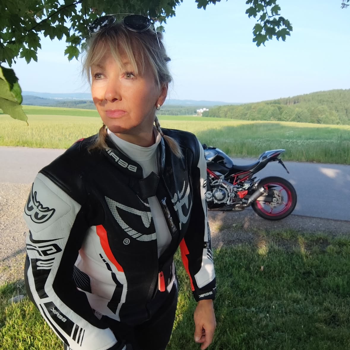 „Der gegenwärtige 👌Augenblick ist alles, was du je hast🏍️.“
🍀🍀🍀🍀🍀🍀🍀🍀🍀🍀🍀🍀🍀🍀🍀🍀🍀🍀🍀🍀🍀
.
#kawasakiz900 #bikeroutfit #frauenpower #motorrad #blonde