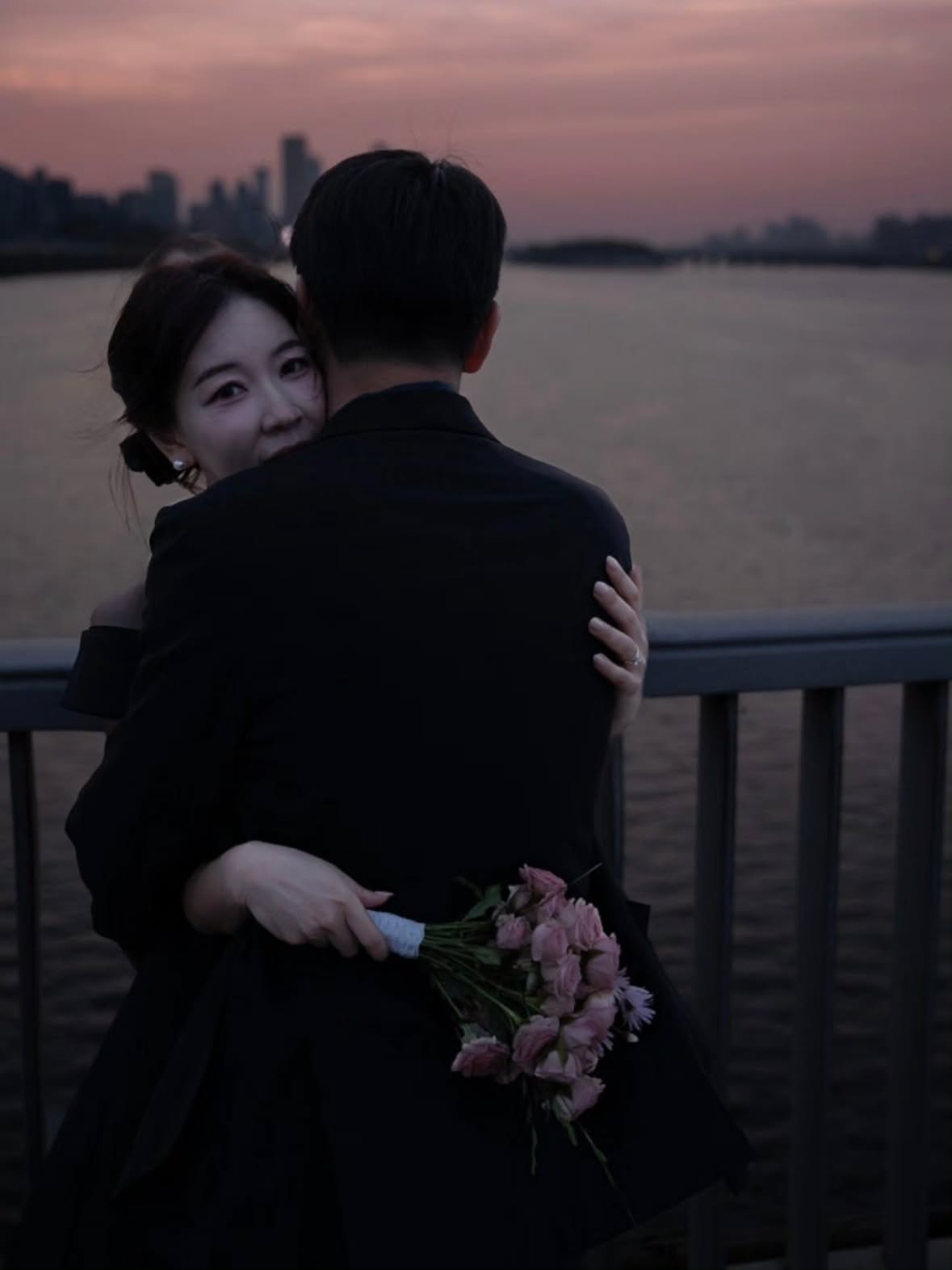 D-1
함께 걷는 발걸음이 때로는 설레고, 때로는 든든한 동반자를 만났습니다. 

한 분 한 분 직접 찾아뵙고 소식을 전해드리는 것이 도리지만, 혹여나 결례가 될까 조심스러운 마음에 뒤늦게 소식을 전하게 되었습니다.

넓은 마음으로 너그럽게 이해해 주시고, 
멀리서나마 저희의 시작을 따뜻하게 축복해 주시면 감사하겠습니다💕