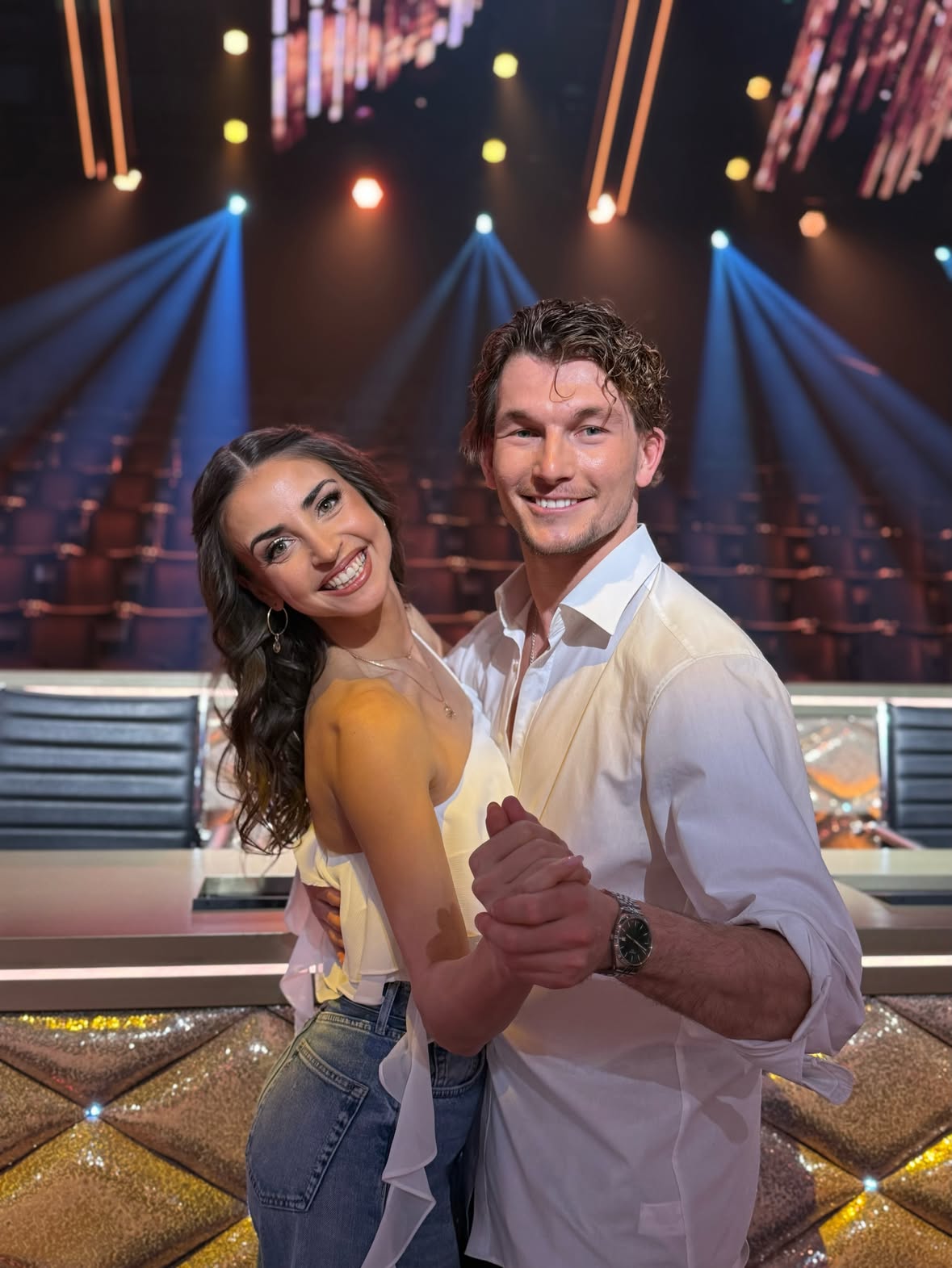 😍 Profi Challenge 2026 😍
Und da sind wir: Mika und Ekat … oder einfach Mikat 🥳😂
Bis zu dieser Woche haben wir tatsächlich kaum miteinander getanzt. Und ehrlich gesagt: Für diese Challenge haben wir einige ziemlich anspruchsvolle Aufgaben bekommen 😂💪
Aber wie heißt es so schön: „Alles, was uns nicht umbringt, macht uns nur stärker.“ 😎
Deshalb freuen wir uns riesig auf die Show, geben im Training alles, wachsen mit jeder Herausforderung und machen das Beste aus dem, was wir können. 🤩✨

Drückt uns die Daumen! 🍀❤️

#ProfiChallenge2026 #Mikat #ekat