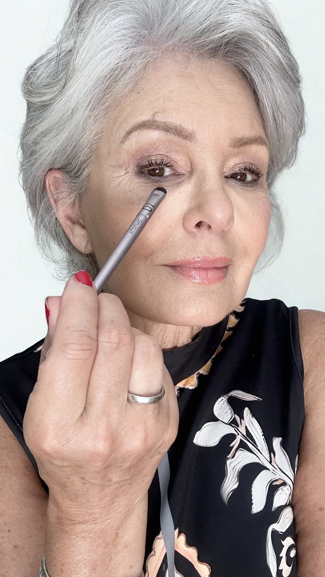 Cette astuce est indispensable quand on se maquille les yeux avec un crayon gras. Surtout quand il fait chaud….
Connaissez vous cette astuce? Souhaitez vous un maquillage des yeux pour l’été avec un seul crayon?
J ai utilise:
Le crayon velvet love BC5 eclat  brun  or. Nouveaute
  @zoevacosmetics 
Estompeur n 10  pinceau  smudge de @sephorafrance 
 Le gloss de @arnaudsoldourdin  @charlottebio  lot A01
Mille bises. Restez a l’ombre
Nicole
#astucemaquillage  #crayonpaupières #peaumature  #femmes+55
#lifting