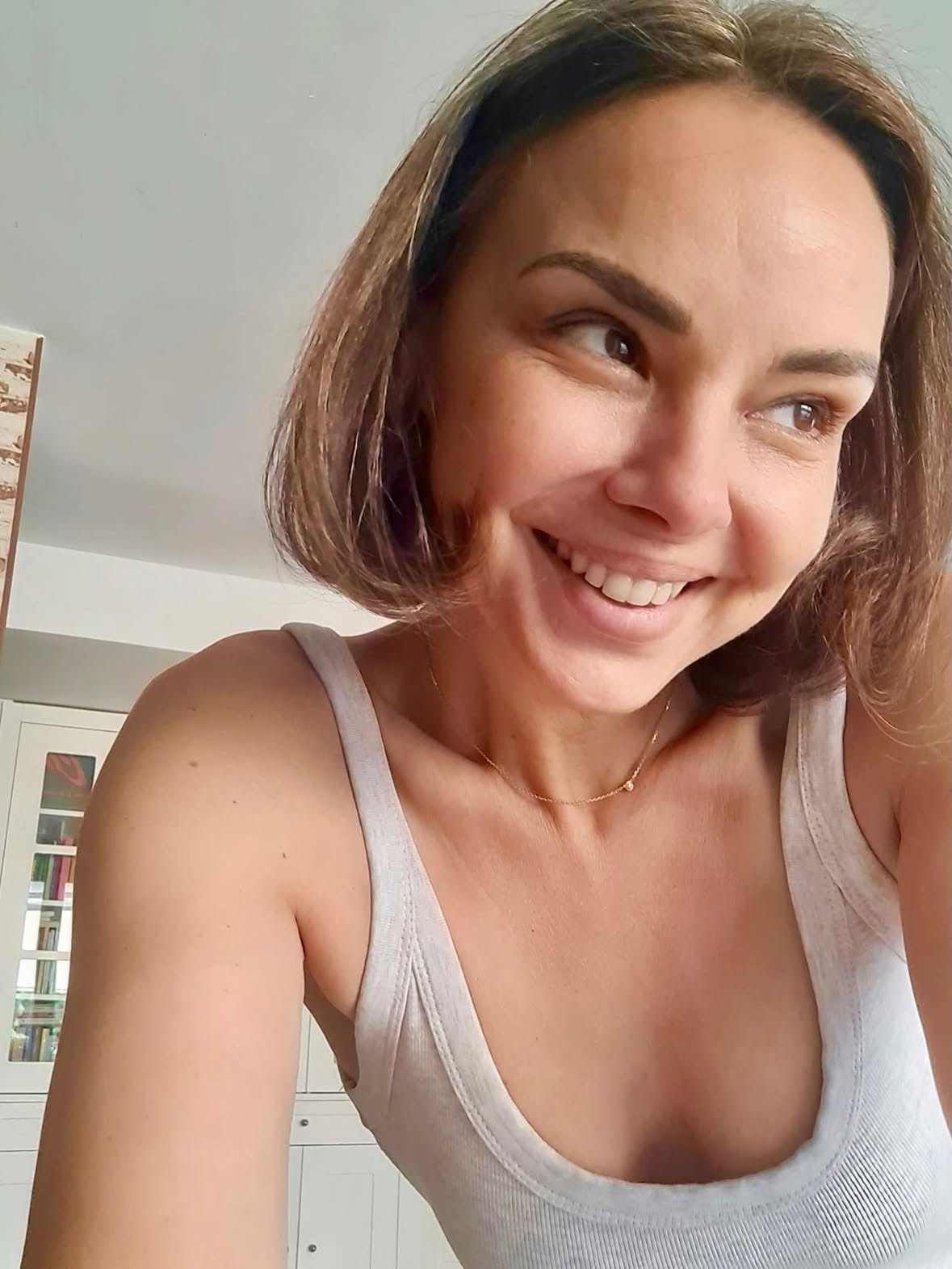 Holiiiiii vamos que es Juernesss 🙌🙌🙌
Hace un poquito de calor no? 🔥🔥🤣🤣🤣
#Cloe 🐶 y yo os dejamos besotes refrescantes 💋🧊💋🧊 Buena tarde a tutti!!! ❤️❤️ #OsAiloviuuu