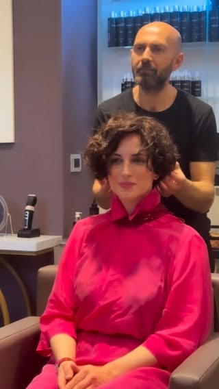 Massimo 💪🇮🇹 Italy style un bob corto su capelli ricci da portare in due versioni differenti  #hairshort #shorthair #hairfashion #haireducation hairtutorial hairtransformation hairgoals hair brained milanohair blond hairlove  hairblond hairblogger hairblonde blondhair blondgirl shatush shatushmilano shatushbiondo haircolorist haircolor hairstyles hairdeals hairdye hairlove haircare haircut hairtransformation milanohair cappucci_hair_milano milano milanogramtug curlyhair