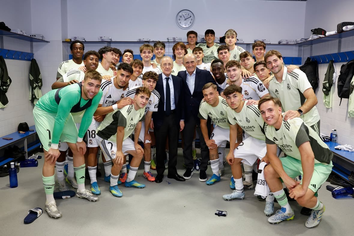 👏 Florentino Pérez y Pirri felicitaron al #RMCastilla en el vestuario.
📸 Galería completa 🔗 Link en bio.
#RealMadrid | #LaFábrica