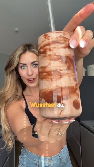 🎁 5 x 150€ more Gutscheine 🤫🎁 | Anzeige 

Und ihr müsst DAS mit eurem iced Coffee oder Milkyccino unbedingt ausprobieren!! 

Zutaten: 
• 200g Eiswürfeln 
• 30g Protein iced Coffee oder Milkyccino 
• Schuss Wasser 

➡️ mit dem Code „BIENE“ bekommst du immer den maximal möglichen Rabatt auf alles bei @morenutrition.de - ab Sonntag sogar bis zu 40% mit Code BIENE !🤫🐝 

Zubereitung: 

Die Eiswürfel mit dem Pulver in einen guten Mixer geben und geduldig 3-5 Minuten mixen. Fertig !🥳🥳 

Nährwerte einfach wie ein Shake und so erfrischend !😍 

Probier es unbedingt aus !!❤️

Deine Biene 🐝 

#ohnezucker #abnehmenohneverzicht #kalorienarm #kalorienarm morenutr