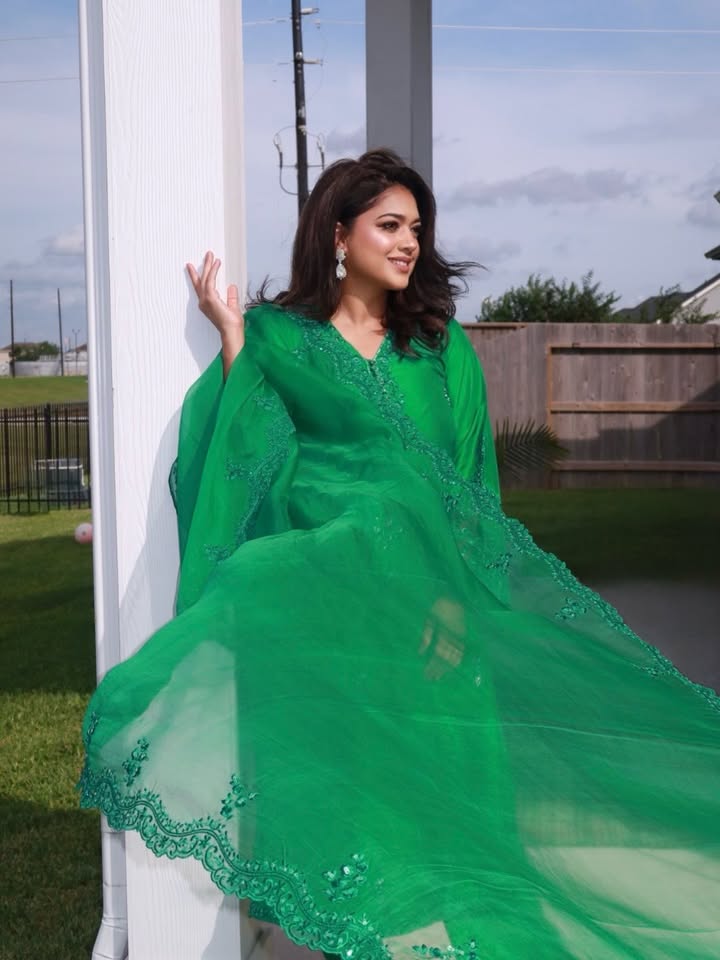 💚💚💚 
💃 @aghanoorofficial 
MUA @mehaksmystique 
Hairstylist @pins.andpowder