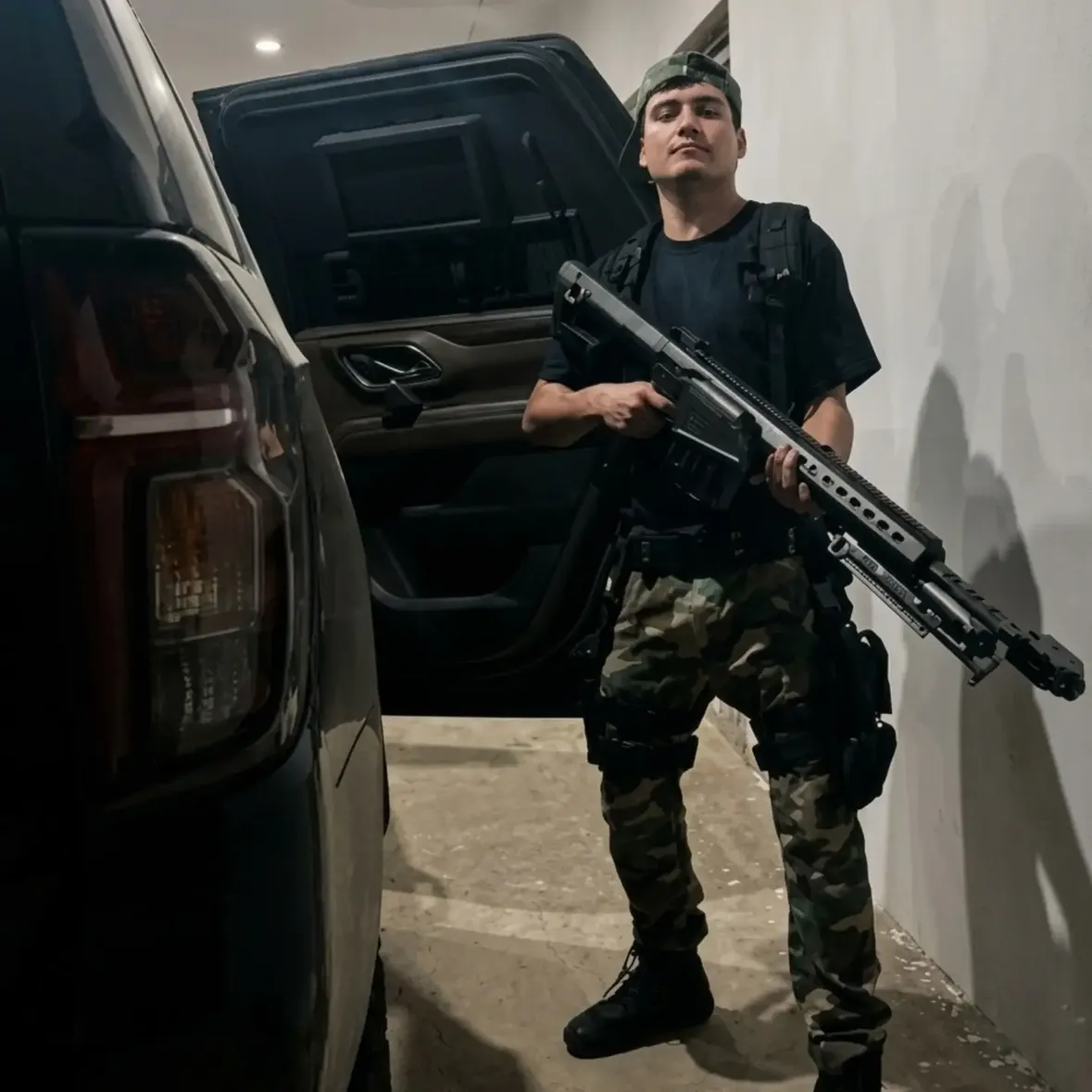 ED'S FIELD REPORT 📺. EL 18," FORMER BODYGUARD FOR OVIDIO GUZMÁN, ARRESTED IN CALIFORNIA

​The U.S. Department of Justice has confirmed the arrest of Irving Froilán León Alvarado, known as "El 18," the former head of security and 📍 personal bodyguard for Ovidio Guzmán López, also known as "El Ratón."

​León Alvarado was initially apprehended in San Bernardino, California, on January 16, 2026. Following his arrest, the FBI and federal prosecutors took custody of the case after identifying his high-level role within "Los Chapitos" faction. Court documents reveal that the investigation was significantly bolstered by the cooperation of a protected witness, who provided federal authorities with key evidence to secure the charges.

​Key points:

​Profile: León Alvarado was a trusted operative responsible for the close protection of Ovidio Guzmán.
​Charges: He faces federal accusations of methamphetamine trafficking and illegal possession of firearms. If convicted, he could face a life sentence.
​Legal Status: He was presented before a federal judge on January 16, and the case file is currently under judicial seal.

📌While the initial public-facing report or database entry lists the arrest reason as "Marijuana - Possession", this is often a common tactic used by federal authorities to detain high-value targets while they build a more comprehensive and severe criminal case. 

In the case of Irving Froilán León Alvarado, the possession charge served as the mechanism to take him into custody in San Bernardino, California. However, once he was processed, federal authorities identified his role as a high-level security operator and bodyguard for Ovidio Guzmán, allowing the Department of Justice to hold him on much more significant charges.

⭕Fin our merch at @sneakreaper_industries 
⭕Follow me over on @edsmanifestoofficial