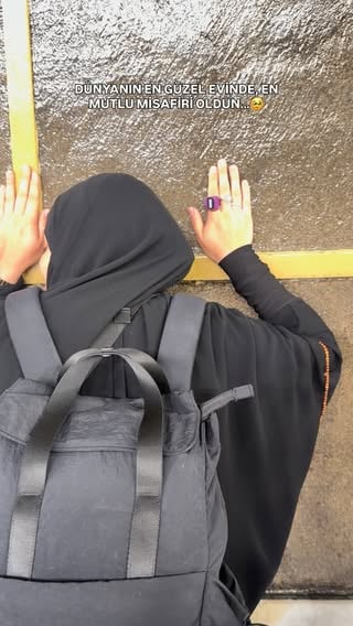Geçen bir yazı okudum ne kadar güzel özetlenmiş;
Allah isteyince bir taşı selamlarız, bir taşın etrafında yedi kere döneriz, iki tepe arasında gider geliriz. Sürünün derse sürünür, başınızı yere koyacaksınız derse koyarız, akşama kadar yemeyeceksiniz derse yemeyiz. Allah ile olan ilişkimiz budur. O der biz yaparız, sorgulamayız..
Tüm aşıklara selam olsun 😭🤲🏻
