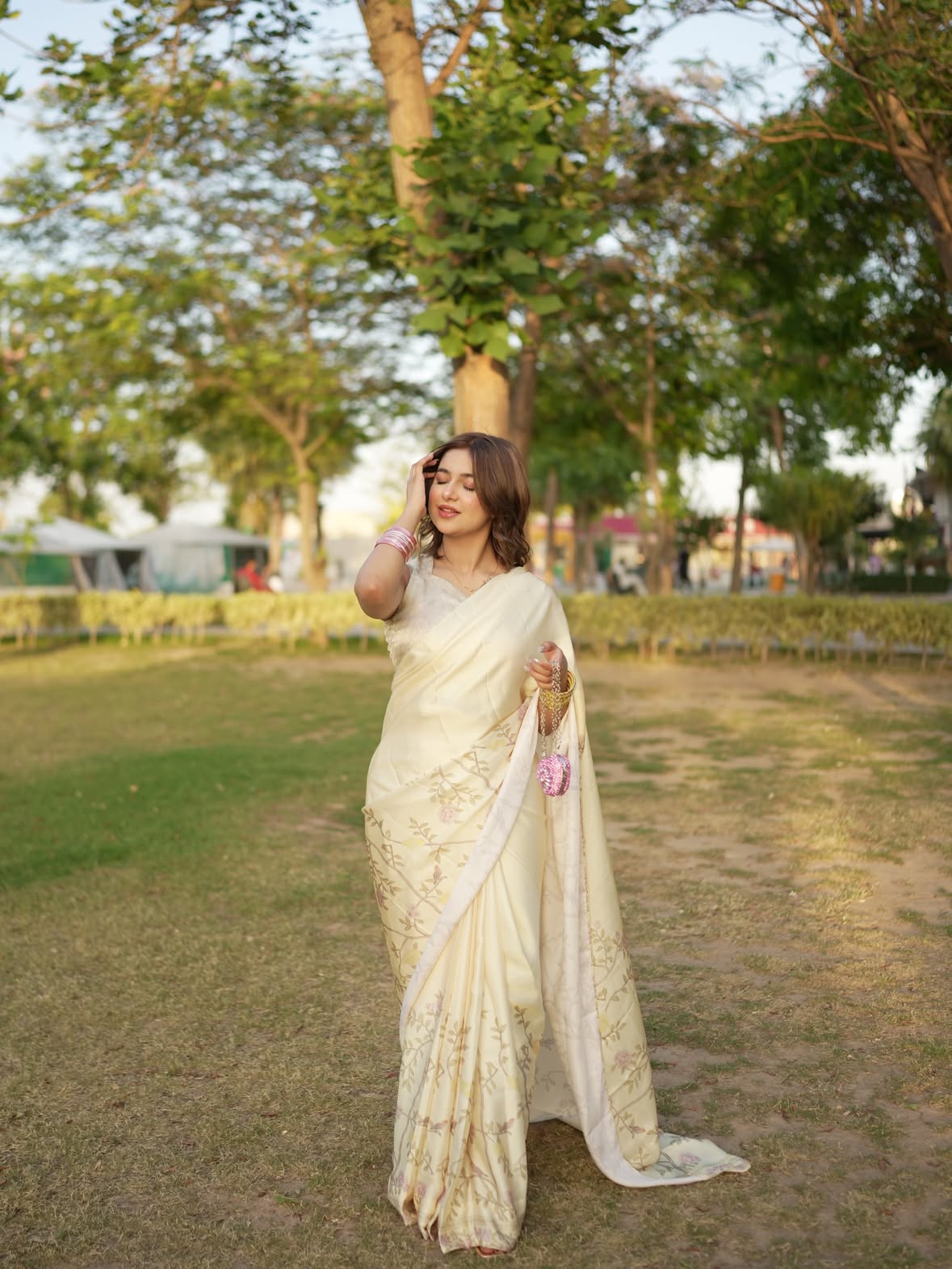 Only butter yellow colour saree can fix this hot weather for me🤍💛
@thesaarigirl 
@zaivraat.pkofficial
📷 @foto_x_studio 🎀