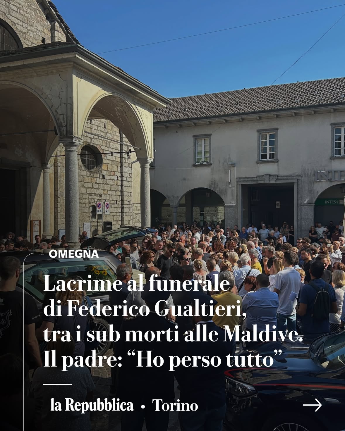 Le sue ultime parole, l’amore per il mare, il ricordo delle altre vittime, il bacio mandato ai genitori mentre provava l’attrezzatura da sub che gli avevano regalato: c’è tutto questo nell’ultimo saluto a Federico Gualtieri, il biologo di 31 anni morto il 14 maggio alle Maldive, insieme ad altri quattro italiani, durante un’immersione. Omegna, sulle sponde del lago d’Orta, si è fermata per il funerale di “Chicco”, come lo ha chiamato ancora una volta il papà Gianluca mentre accarezzava la bara e la foto del suo ragazzo. A due passi la moglie Manuela, che abbracciava senza tregua gli amici arrivati da tutto il Piemonte e dalla Liguria per stare vicini ai genitori: «Prima di partire mi ha detto che era felice perché aveva tutto» sono le parole della mamma, riportate anche durante la cerimonia. «Ho perso tutta la mia vita» aggiunge il papà.

L'articolo completo di Federico Gottardo su Repubblica Torino
(Link in bio)