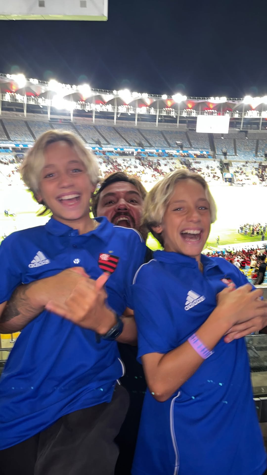 Sinta essa emoção 
Nossa primeira vez assistindo um jogo no estádio e foi no @maracana , assistindo o @flamengo MENGÃO e ainda fomos pé quente!!! 3x0