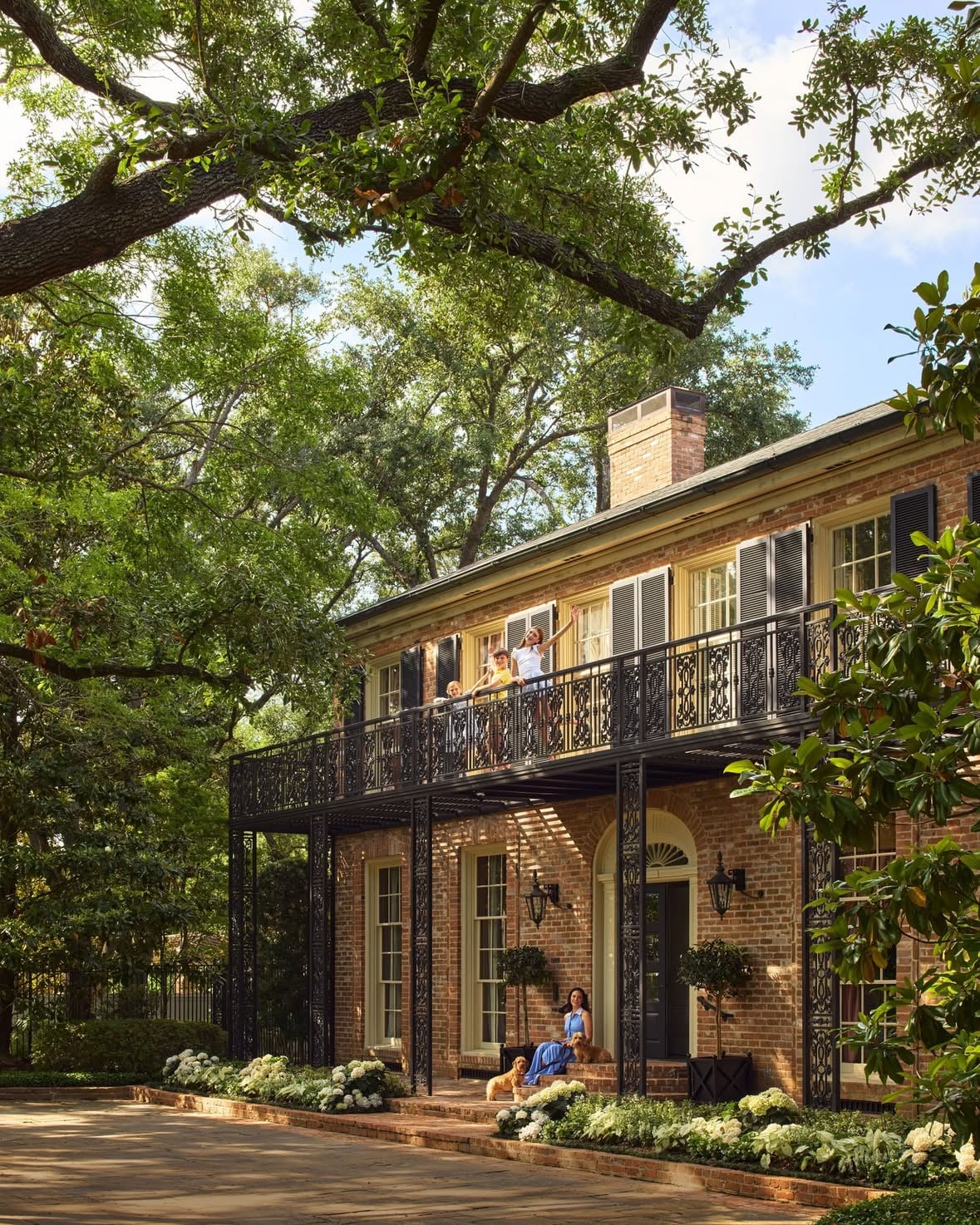 "Throughout the house I was trying to kind of weave in nature, whether it was from the oak-leaf chandelier in the main hall to the vines crawling up the staircase,” #AD100 designer @virginiatupker says of her work on a 1930s Houston house by architect Birdsall P. Briscoe. While the natural world was a constant inspiration, classic elements like hand-painted strié and stripes, plaster reliefs, and a suite of floral tapestried Leleu furniture help prevent it all from going granola.

Tour the historic home at the link in bio. Photography @hautebohemiansmfv; Architecture Roger M. Cooner; Interior Styling @jennyoconnorstudio; Words @kathrynosheaevans