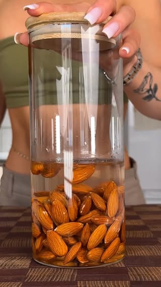 Snack alle mandorle 🥛🐿️🌱🤤✨

Perfetti per quando vuoi qualcosa di dolce ma senza esagerare 😌

INGREDIENTI:
• 200 g di mandorle
• 500 ml d’acqua
• un pizzico di sale
• 2 datteri

Per i biscotti:
• 1 banana
• 1 uovo
• polpa di mandorle

(cioccolato fondente a piacere 🍫)

Importante per i biscotti! ❤️
Strizzate bene le mandorle, la polpa deve essere quasi asciutta…
altrimenti rischiate che l’impasto venga troppo umido e diventi difficile formare i biscotti 😊

Mescola la polpa che rimane con banana e uovo.

Forma dei biscotti da 33 g, schiacciali leggermente e fai le classiche righe con la forchetta.

Forno a 180° per circa 20 minuti…
e alla fine ricopri metà biscotto con un po’ di cioccolato fondente 🤤
#ricetta #biscotti #mandorle