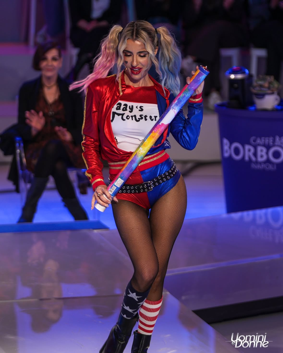 Per Cristina l’amore è follia, trasgressione…una vera esplosione di passione! Cosa ne pensate della dama in versione Harley Quinn? 💄#UominieDonne