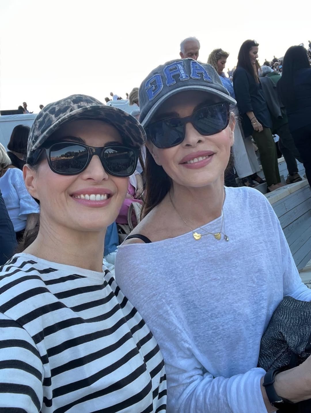 Antigone ! E la sua contemporaneità. 5.000 persone al teatro greco di Siracusa !! Un’infinità di ragazzi !! La gioia di condividere con un’amica  tanta bellezza… l’emozione di applaudire un’attrice così sensibile come @ilaria.genatiempo!…e tutti gli artisti che hanno partecipato… 
Il teatro non morirà mai ! 🎭❤️

@fondazione_inda @marinavalensise #teatrogrecosiracusa #Antigone