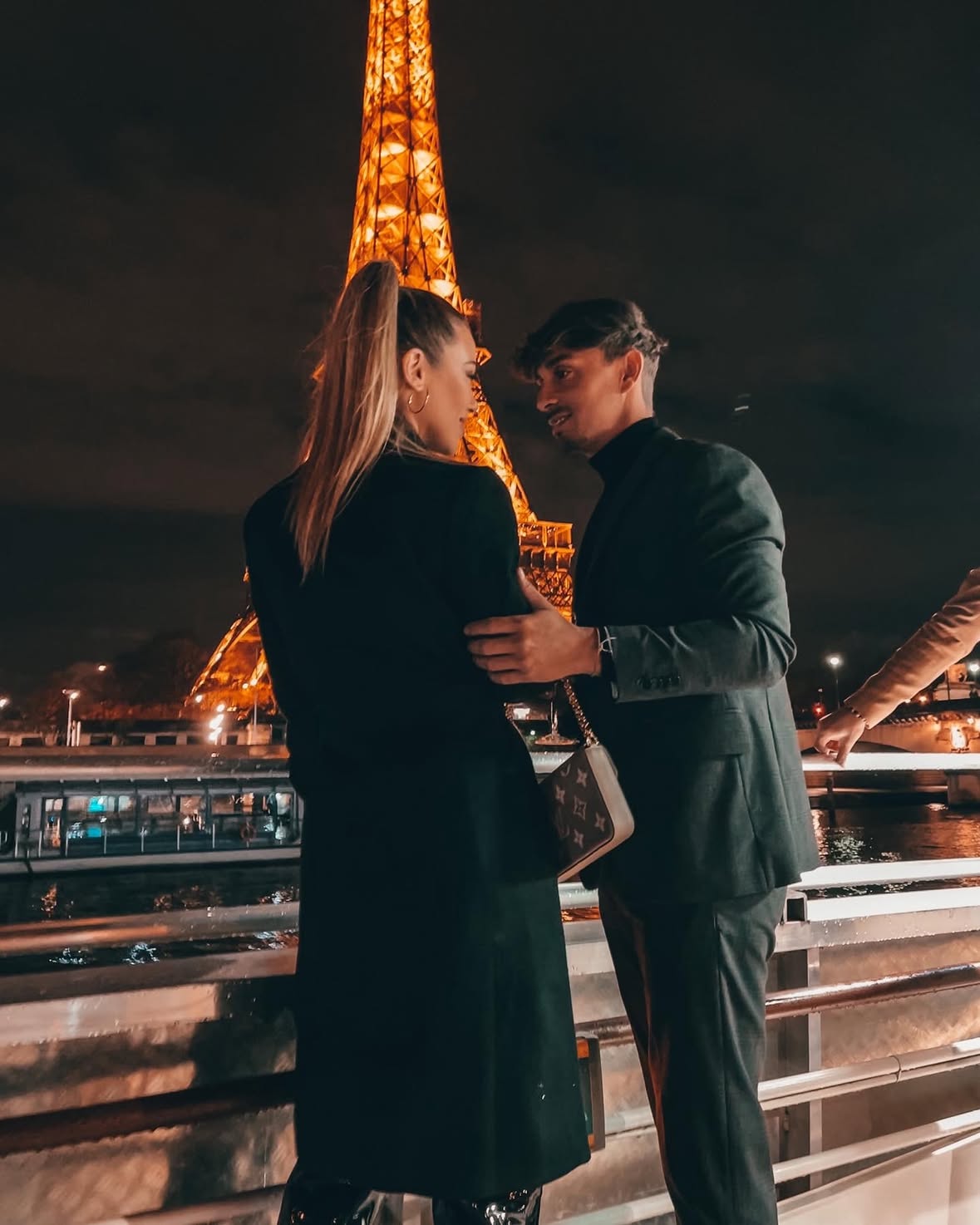 La vida también tiene sus horas mágicas…
Entre conciertos, canciones, carreteras y vida… hemos encontrado un día mágico y especial en 2027 @bogadowedding 🤍💍 @jesus.m.e te quiero mi vida!