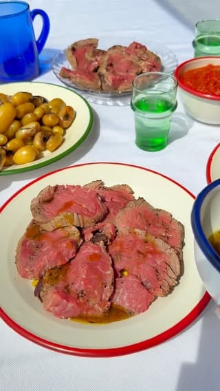 LE REPAS FAMILIAL avec @grandfrais 

Trop contente de vous partager mon repas familial avec les produits @grandfrais
Et en plus j’ai eu l’opportunité de créer des recettes exclusivement disponibles sur leur nouvelle App !
Hâte de vous voir les tester !

Ingrédients :
Un rôti de bœuf français
Des courgettes jaunes et blanches
Une aubergine
2 têtes d’ail
Une branche de romain
Du beurre aromatisé à l’ail des ours
De l’huile d’olive au romarin
Des noix
Un paquet de pommes de terre grenailles
Mélange d’épices pour grillades
Sel rose d’Himalaya

1/ découpez les légumes et les faire mariner dans l’huile de romarin, avec les pommes de terre, découpez les poivrons. Enfournez une heure à 200°C.
2/ snackez la viande en fin de cuisson des légumes seulement dans le beurre à l’ail des ours puis, retirez les poivrons et ajoutez la viande pour encore 15/20 min à 180/185°C.
3/ mixez les poivrons avec la peau, quelques noix, une cas de concentré de tomate et un peu de sel.
4/ découpez le rôti puis faites votre dressage.