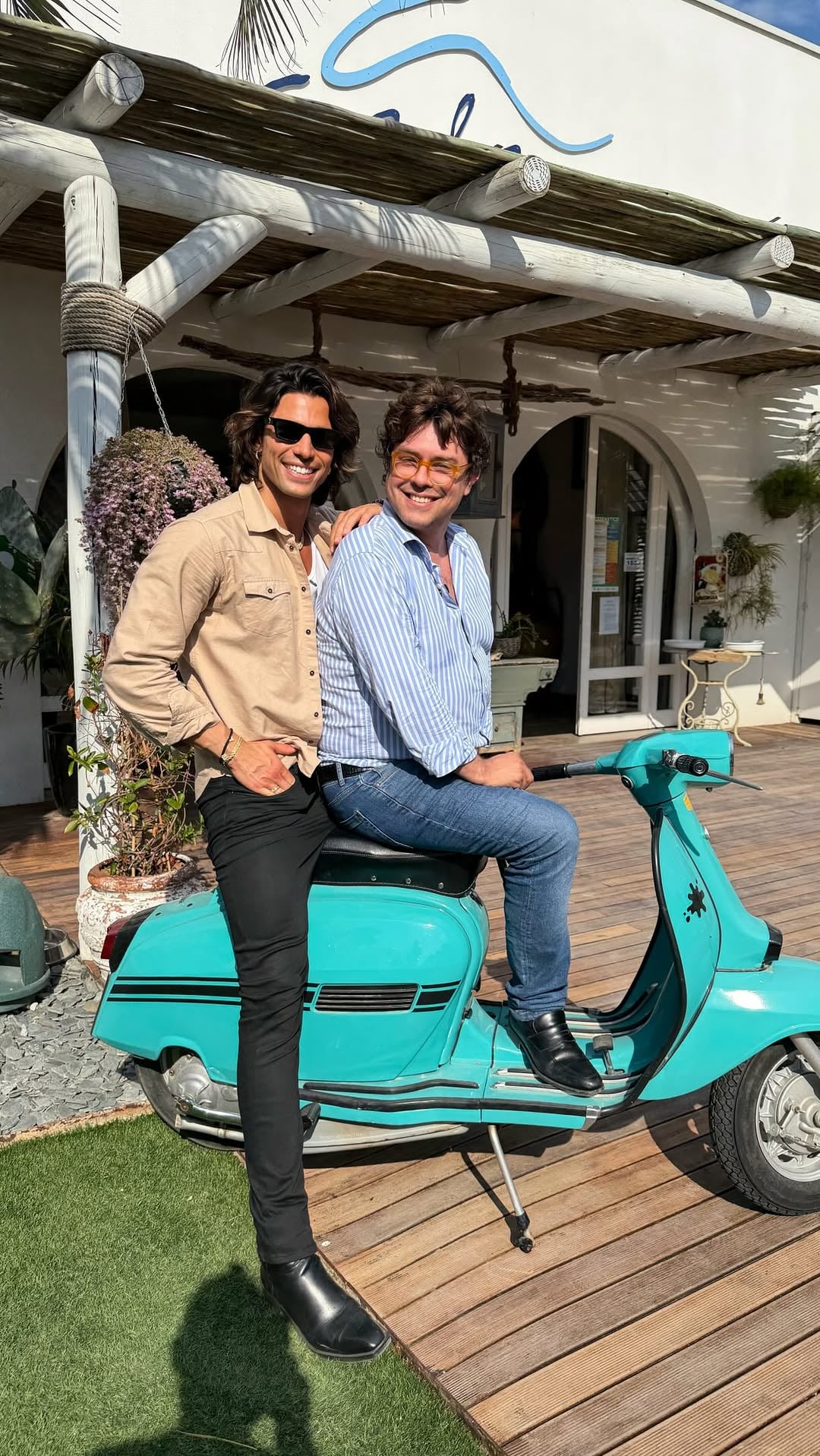 ONESTAMENTE - Live From the Beach 🌴🌊☀️ Che questa nuova avventura abbia inizio 🙌 Il Podcast di Luca Onestini e Raffaello Tonon registrato Live tutti i giovedì direttamente dal @calaromeo_64_65 di Cesenatico e disponibile su tutte le piattaforme digitali ❤️‍🔥 Vi aspettiamo per divertirci insieme tutta l’estate !!!
🎥 @lucaleejosh